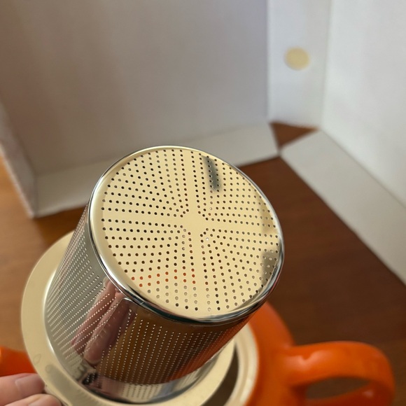 Le Creuset stoneware orange-red flame teapot with stainless steel strainer - Picture 10 of 16